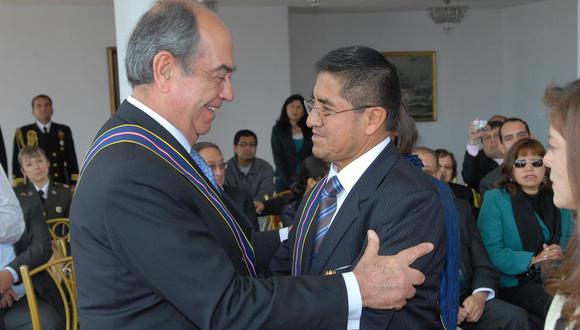 En el 2010 el entonces ministro de Defensa, Jaime Thorne León, condecoró al juez César Hinostroza. (Foto: Poder Judicial)