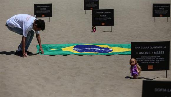 Brasil: Peluches en la playa como protesta por muerte de niños