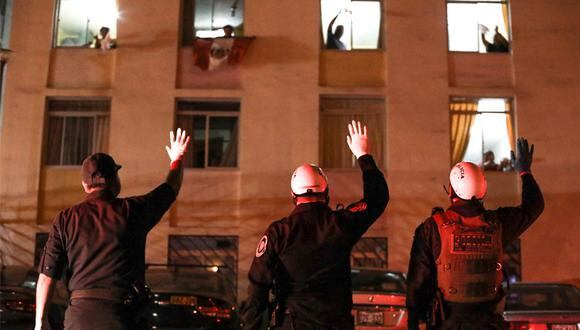 Cada noche, la población le agradece su esfuerzo a los miembros de la Policía. Foto: Archivo El Comercio