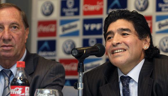 Carlos Bilardo se enteró de la muerte de Diego Maradona. (Foto: AFP)