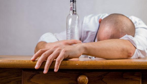 Las probabilidades de que aumente el consumo de alcohol fue importante entre personas con depresión o antecedentes de la enfermedad. (Pixabay)