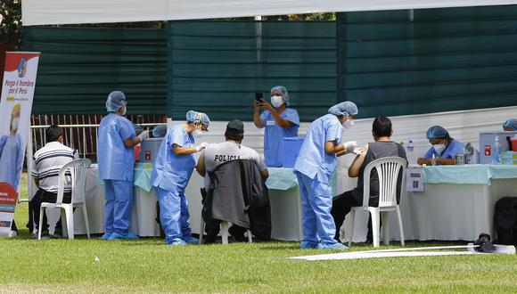 El proceso de vacunación de la Policía inició el último lunes. (Foto: Allen Quintana @photo.gec)