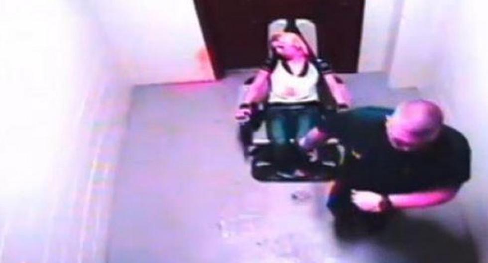 Mujer estaba detenida, aislada, atada a una silla y la rociaron con gas pimienta. Las imágenes indignan en YouTube. (Foto: Captura)