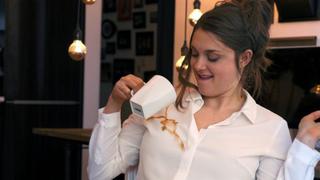 Empresa crea una blusa blanca que "repele manchas"