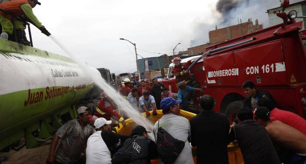 Más de 20 unidades de bomberos fueron necesarias para sofocar las llamas (Foto: Andina)