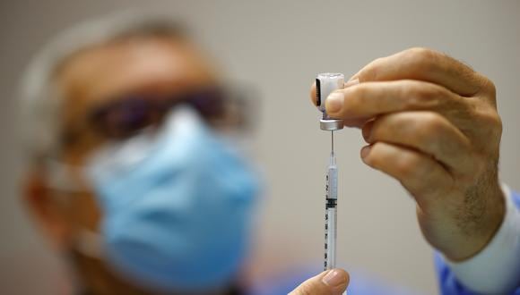 Dosis de la vacuna de Pfizer BioNTech a punto de ser aplicada en un hospital de Nantes, Francia. (Foto: Reuters)