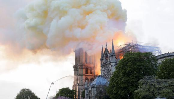 Incendio en la catedral de Notre Dame | Utilizar aviones cisterna para apagar incendio en Francia es imposible. (AFP)
