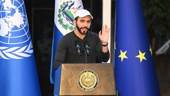 El presidente de El Salvador, Nayib Bukele, pronuncia un discurso en el barrio de Santa Lucía en Mejicanos, El Salvador, el 17 de enero de 2023. (Foto de Marvin RECINOS / AFP)