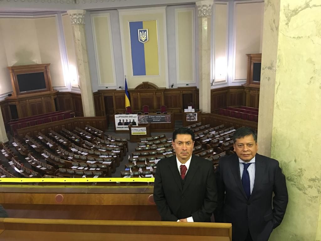 After the fall of the Soviet Union, Diaz's classmates (right) became influential in the political and diplomatic arena in Ukraine.  (Photo: Eduardo Díaz / Courtesy for El Comercio)