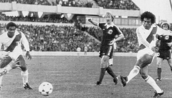 Una postal de lujo del preciso momento que César Cueto anota su primer y único gol en los Mundiales ante el arco de Escocia. (Foto: Herald)