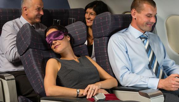 Sigue estos consejos para poder dormir plácidamente en un avión