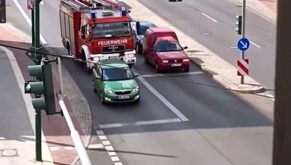 YouTube: Conductor no le cede el paso a camión de bomberos