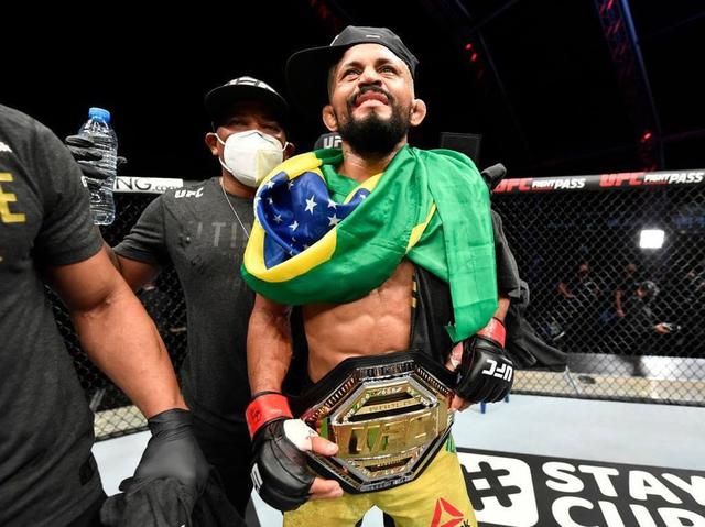 Deiveson Figueiredo derrota a Joseph Benavidez y se convierte en el nuevo campeón de peso mosca | Foto: UFC