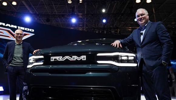 Mike Koval Jr., director ejecutivo de la marca Ram, y Carlos Tavares, director ejecutivo de Stellantis, posan durante una presentación en el New York International Auto Show, en Manhattan, ciudad de Nueva York, EE. UU., el 5 de abril de 2023.