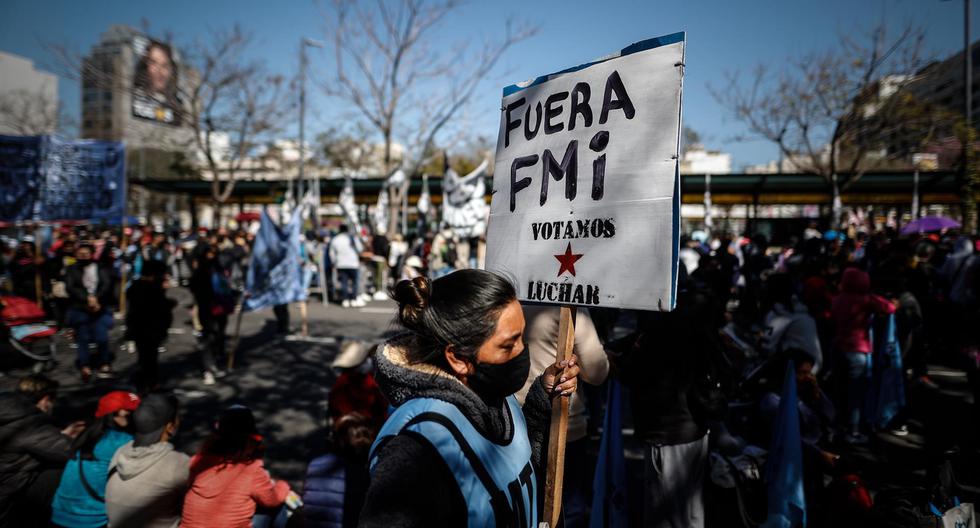 Organizaciones sociales de Argentina protestan en reclamo de ayuda económica. (EFE/ Juan Ignacio Roncoroni).