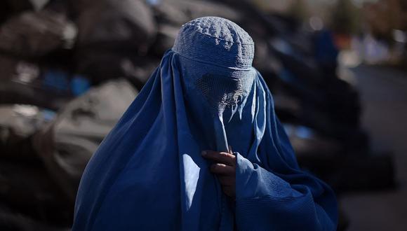 Una mujer afgana desplazada se dirige a recibir suministros en un centro de distribución del ACNUR para refugiados necesitados en Kabul, Afganistán, el 7 de enero de 2015. (AFP PHOTO / SHAH Marai).