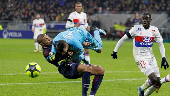 El delantero francés Kilyan Mbappé tuvo que ser sustituido tras impáctar con el portero de Lyon Anthony Lopes. (Foto: Reuters)