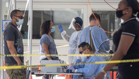 Imagen referencial. Personal toma pruebas de detección de coronavirus en el Centro de Convenciones de Miami Beach, Florida (Estados Unidos). (EFE/EPA/CRISTOBAL HERRERA-ULASHKEVICH).