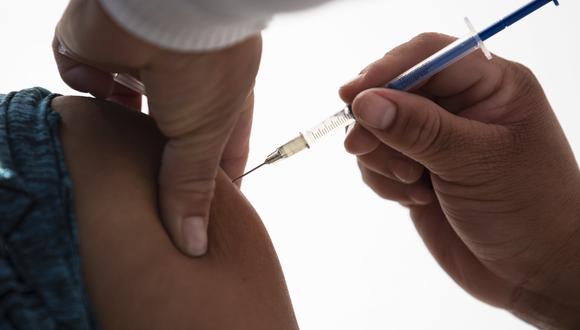 Imagen referencial. Un trabajador de la salud recibe una inyección de una vacuna contra el COVID-19 en la Ciudad de México (AP/Marco Ugarte).