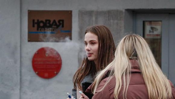 Dos mujeres permanecen afuera del edificio del periódico ruso Novaya Gazeta en Moscú, Rusia, el 15 de marzo de 2021. (EFE / EPA / YURI KOCHETKOV).
