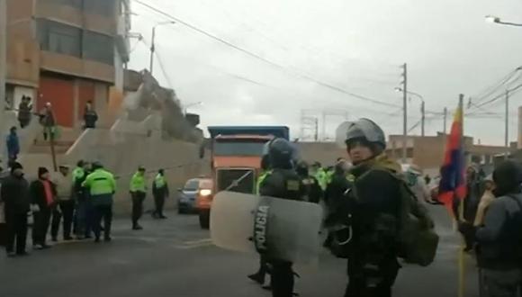 Varios agentes de la Policía Nacional llegaron a las zonas bloqueadas para despejar las vías. (Foto: Captura/RPP Noticias)