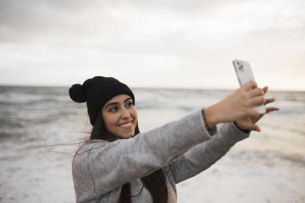 A la hora de hacerte un selfie, es importante tener en cuenta algunos trucos, como por ejemplo levantar un poco el móvil.  (Foto: Pexel)