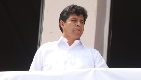 Cuestionan y desmienten sus argumentos del presidente Pedro Castillo sobre la denuncia de plagio en la tesis de maestría que elaboró con su esposa Lilia Paredes en la UCV.