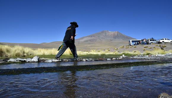 Un indígena aymara camina por los manantiales de Silala, en el departamento de Potosí, suroeste de Bolivia, a 4 km de la frontera con Chile, el 29 de marzo de 2016.