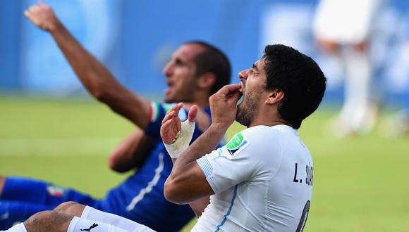 Recordemos que durante el Mundial Brasil 2014, Luis Suárez mordió el hombro de Giorgio Chiellini en una jugada que dio la vuelta al mundo. En ese momento el Barcelona quería contratarlo. (Foto: AFP)