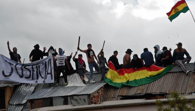 Al grito de “justicia, justicia”, los presos del principal penal de La Paz se amotinaron para exigir mejores condiciones y la renuncia de un funcionario penitenciario. (Foto: AFP)