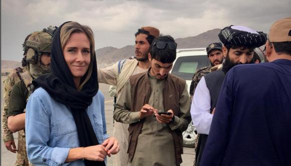 La periodista Charlotte Bellis junto a talibanes durante una cobertura en Afganistán. (Instagram de Charlotte Bellis).
