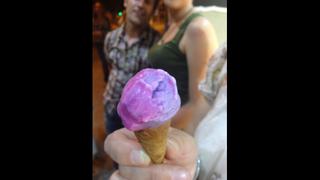Un físico crea un helado que cambia de color azul a fucsia