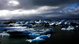 Visita este 'lago de icebergs' en Islandia