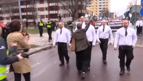 Mujer no tuvo miedo a enfrentar marcha de 300 neonazis [VIDEO]