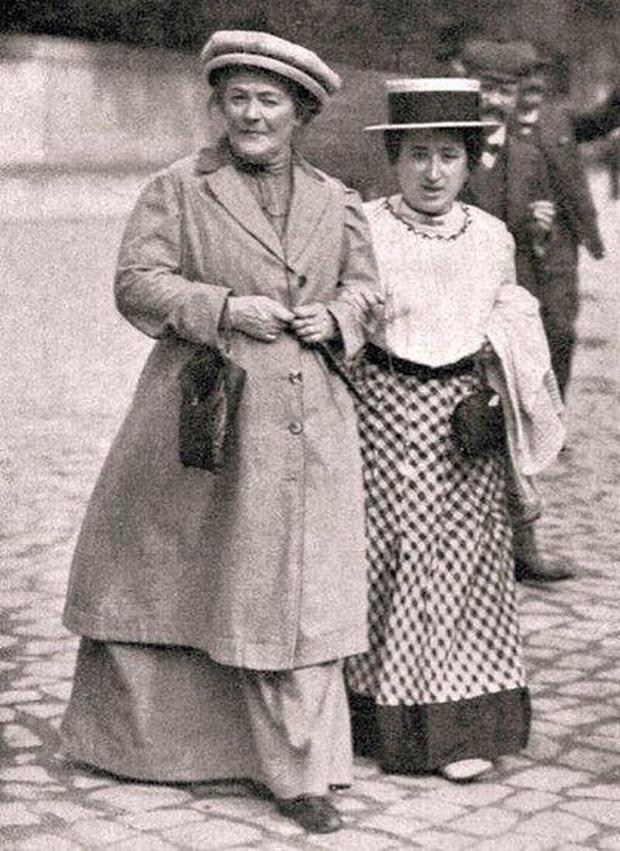 Clara Zetkin (izq.) y Rosa de Luxemburgo, otra de las revolucionarias más destacadas del siglo XX. (Foto: Dominio Público, vía BBC Mundo). 

