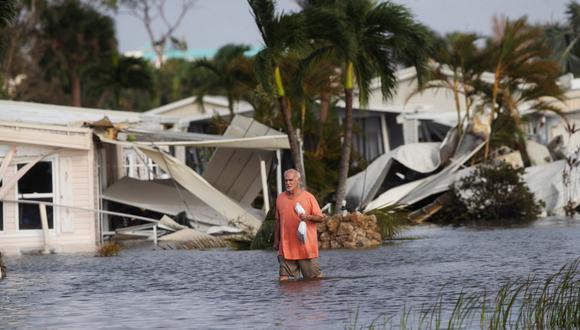 Stan Pentz sale de un vecindario de Iona después de que el huracán Ian azotara Florida, EE.UU.