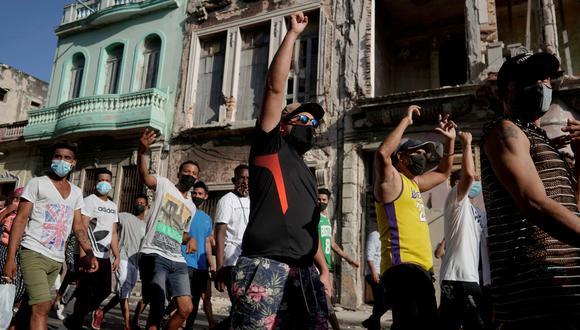 Manifestantes gritan en contra de la dictadura cubana, el 11 de julio del 2021. REUTERS