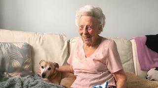 Marjorie Rigby, la mujer de 102 años que encontró la tumba de su bebé tras siete décadas