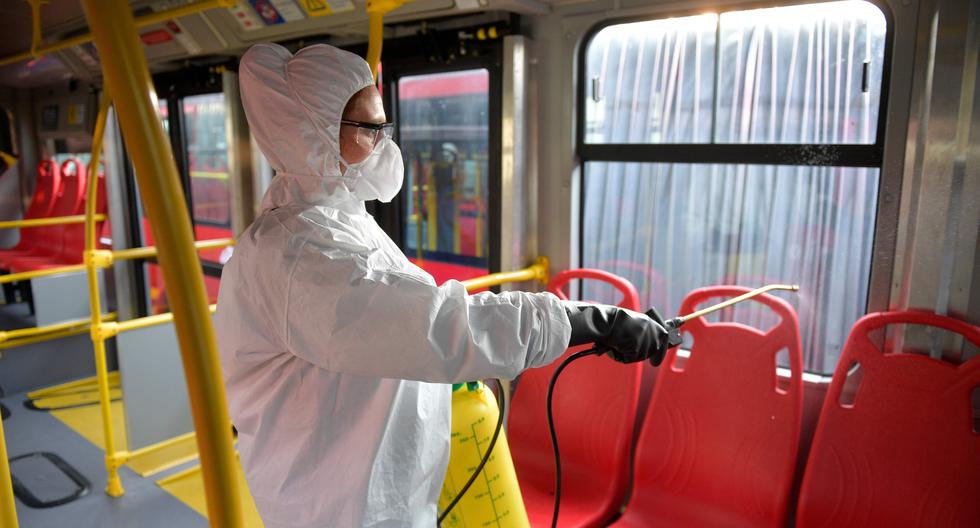 Un trabajador desinfecta un autobús para prevenir la propagación del Coronavirus en Bogotá, Colombia. (AFP / Raul ARBOLEDA).