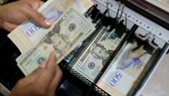 Los expertos creen que ya hay más dólares que bolívares en el país. (Foto: Getty Images)