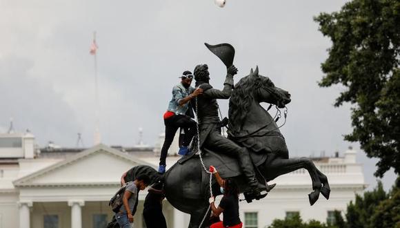 Los manifestantes atan una cadena a la estatua del presidente Andrew Jackson en el centro de Lafayette Park frente a la Casa Blanca en un intento de derribarla. (REUTERS / Tom Brenner).