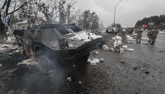Un vehículo blindado ucraniano dañado tras un bombardeo nocturno en el puesto de control ucraniano en Brovary, cerca de Kiev. (EFE/EPA/SERGEY DOLZHENKO)