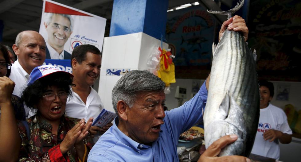 César Acuña, en su campaña presidencial del 2016, cuando podía darse los clásicos baños de masa en los mercados. (Foto: Reuters).