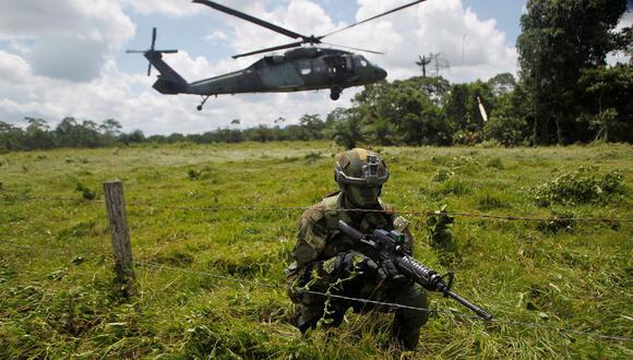 Un soldado colombiano vigilaba la frontera con Ecuador en el departamento de Nariño, Colombia, el año pasado. (Fredy Builes/Reuters).