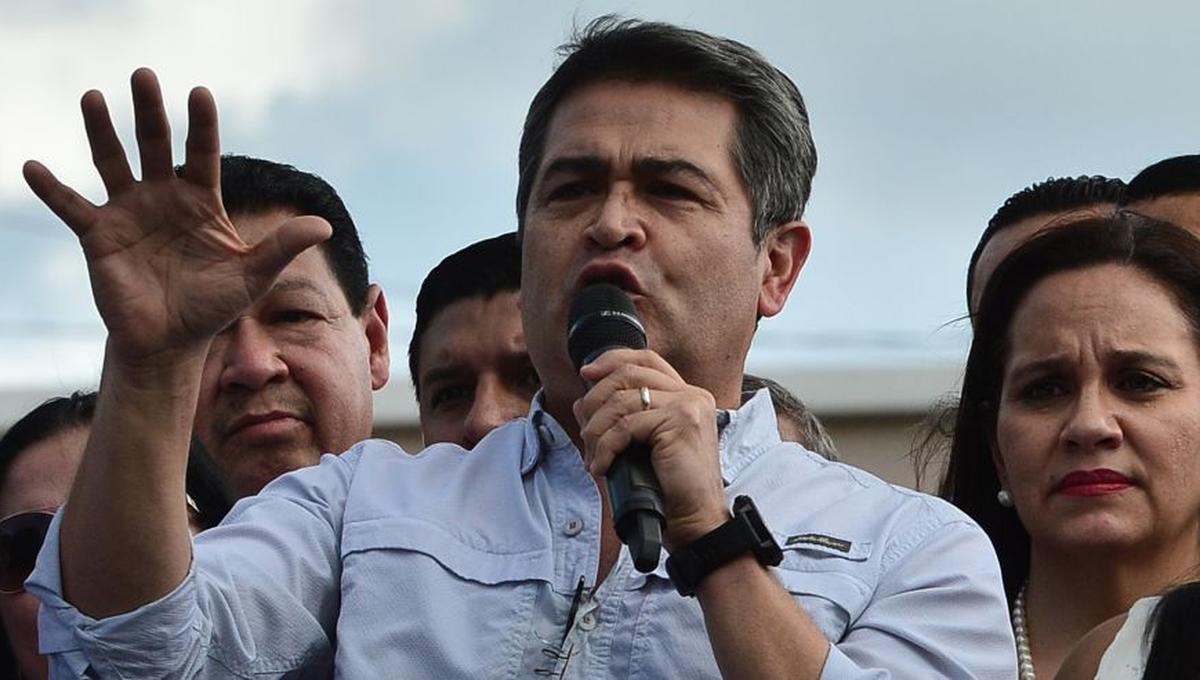 El presidente hondureño, Juan Orlando Hernández, recibió miles de dólares en sobornos de narcotraficantes, reveló un exnarco. (Foto: AFP/Archivo)