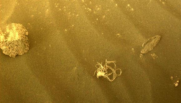 Esta imagen obtenida de la NASA y tomada por el rover Mars Perseverance el 12 de julio de 2022 muestra los restos del tren de aterrizaje de la entrada y el descenso del rover a la superficie marciana. (Foto de NASA/JPL-Caltech/AFP)