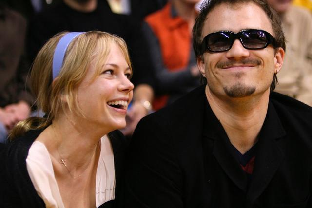 De perfil bajo y alejada de los medios, Michelle comenzó a elegir mejor sus papeles en el cine. Sin embargo, un tema personal la golpearía en 2008, en medio de este ascenso profesional: la muerte de Heath Ledger, su ex pareja y el padre de su hija, entonces de tres años de edad.