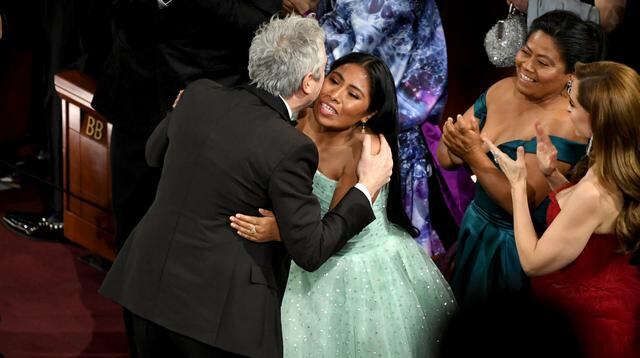 Yaltza Aparicio felicita a Alfonso Cuarón por ganar el Oscar a Mejor fotografía. Foto: AFP.
