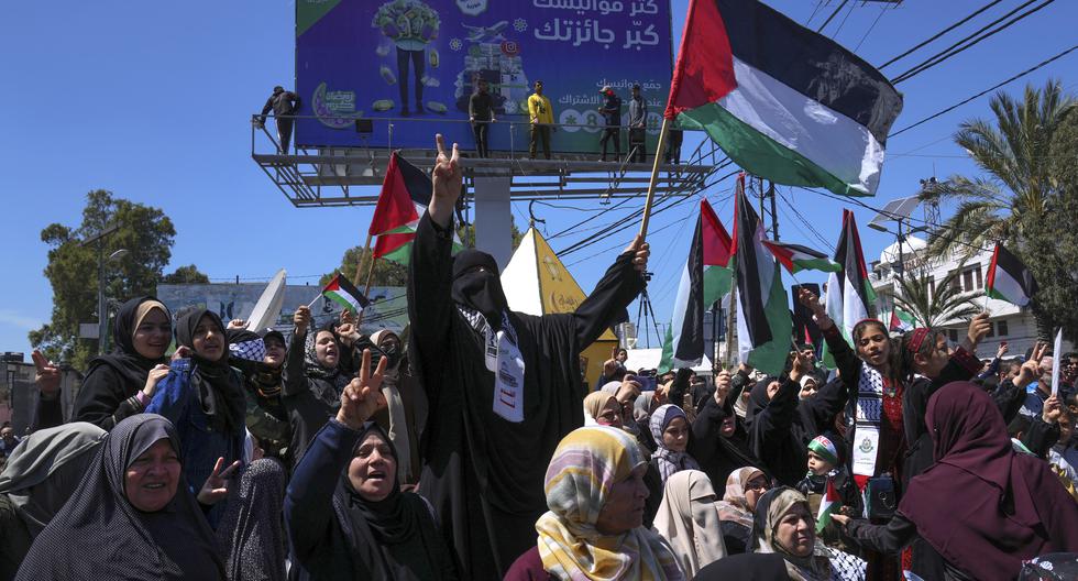 Mujeres ondean la bandera palestina y reclaman por los derechos de los suyos que sufren en Jerusalén. Fotografía de hoy, en la Franja de Gaza. AP