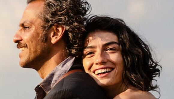 Erkan Kolçak Köstendil y Hazar Ergüçlü son los protagonistas de "La canción del corazón" (Foto: Netflix)